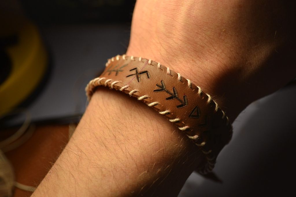 Simple Leather Bracelet的图片